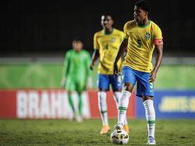 纽卡斯尔联转会消息：纽卡一直在关注巴西小将桑托斯，但目前仍无任何进展